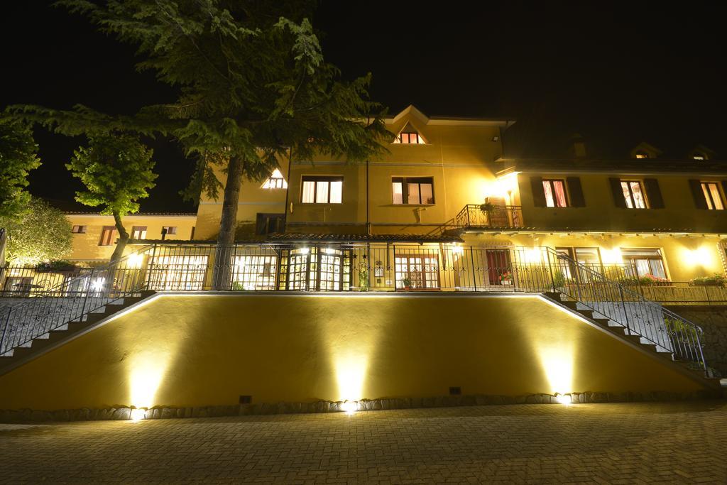 Hotel Pineta Ristorante Country House In Fabriano Campodonico  Exterior photo