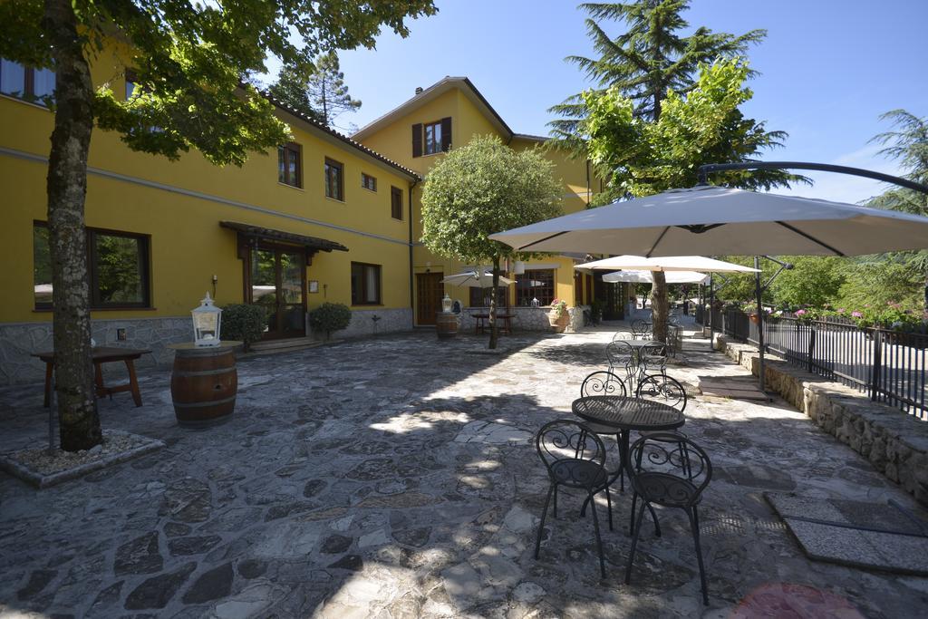 Hotel Pineta Ristorante Country House In Fabriano Campodonico  Exterior photo